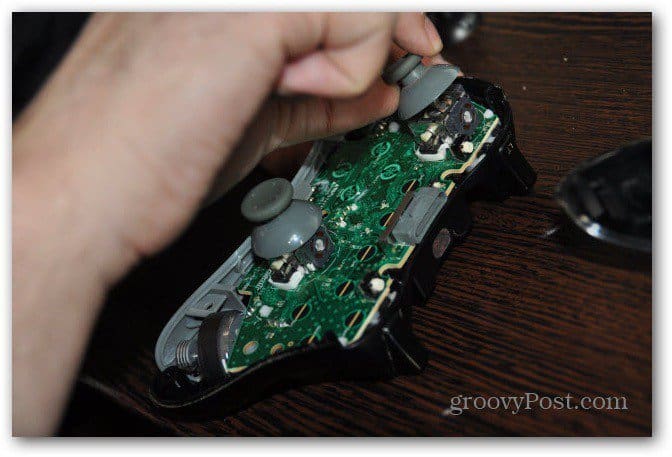 Change Xbox 360 controller analog thumbsticks take off old sticks