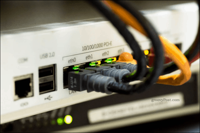 Exemplo de cabos Ethernet em um roteador ou switch