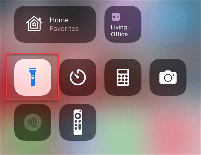 turn the flashlight on or off on iphone